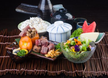 Japon mutfağı. sığır eti küp arka planda