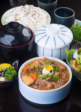Japon mutfağı. arka planda işkembe çorbası