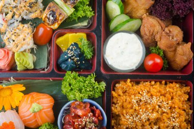 Japon mutfağı. Öğle Yemeği kutu set arka planda