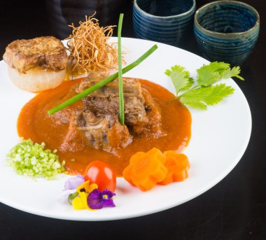 Japon mutfağı. sığır eti küp arka planda