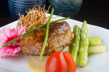 Japon mutfağı. sığır eti küp arka planda