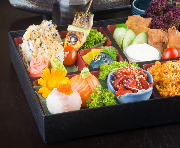 Japonská kuchyně. Oběd box setu na pozadí — Stock fotografie