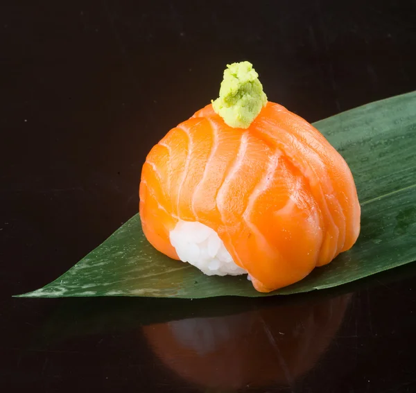 Cozinha japonesa. sushi salmão no fundo — Fotografia de Stock