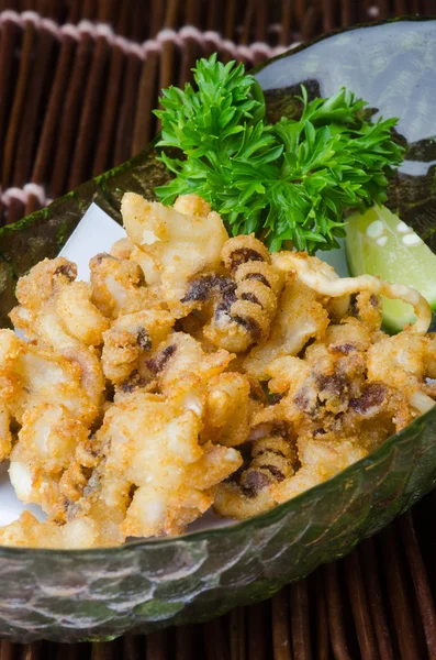 Japansk mat. stekt bläckfisk i bakgrunden — Stockfoto