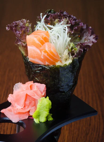 Japanse keuken. hand roll op de achtergrond — Stockfoto