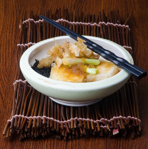Masakan Jepang. tahu goreng di latar belakang — Stok Foto