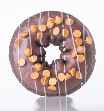 Beyaz arka planda çikolatalı çörekler.