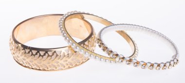 Takı. arka plan üzerinde bilezik