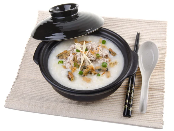 Gachas de arroz de gachas de cerdo chinas tradicionales servidas en maceta de arcilla — Foto de Stock