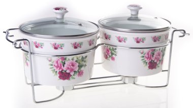 beyaz zemin üzerine seramik aranjman.