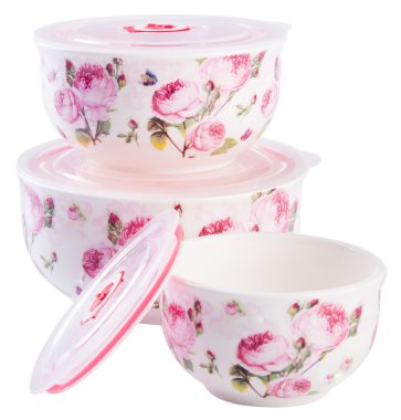 beyaz zemin üzerinde saklama kapları.