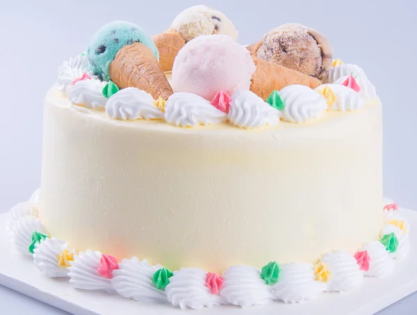Torta. fagylalt torta a háttérben — Stock Fotó