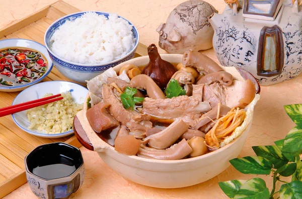 Japon deniz ürünleri güveç dana, karides ve ıstakoz Stok