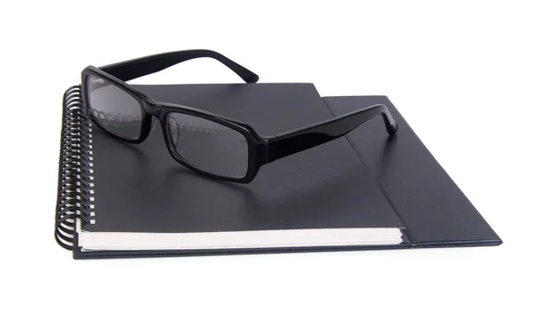 Glasögon. glasögon med bok om bakgrunden — Stockfoto