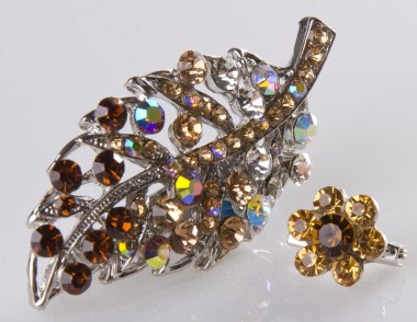 Takı. bir arka plan üzerinde broşlar