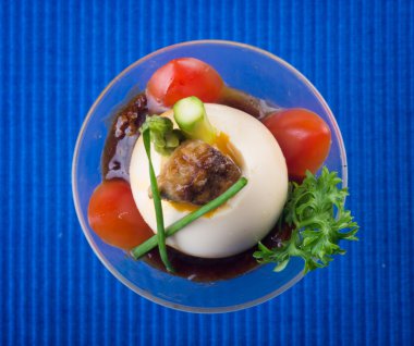 일본 요리입니다. 삶은 계란 배경에 일본어