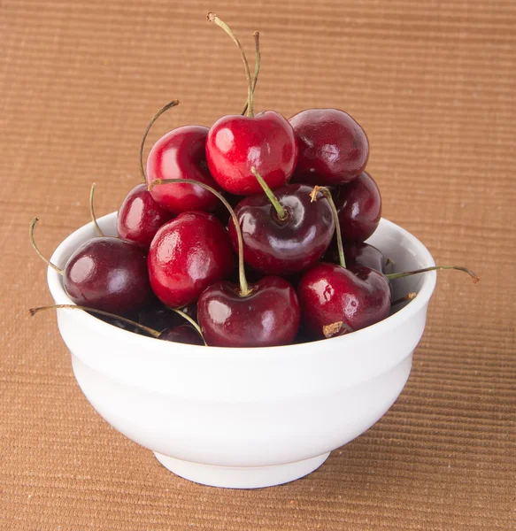 Frische Kirschbeeren auf Hintergrund — Stockfoto