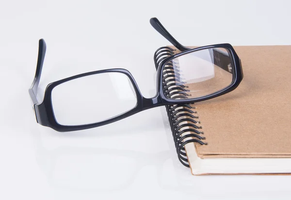 Brille auf. Brille mit Buch auf dem Hintergrund — Stockfoto