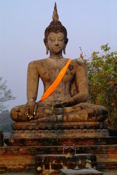 Thajsko mezník. starověké socha Buddhy. Sukhothai historické p — Stock fotografie