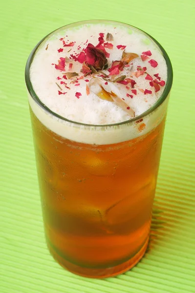 Té helado con cubitos de hielo, sobre fondo — Foto de Stock