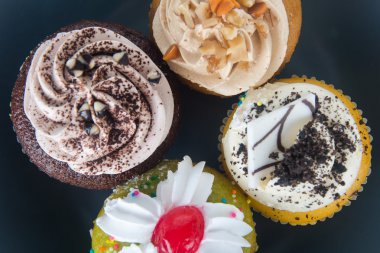 tatlım. küp kek arka planda