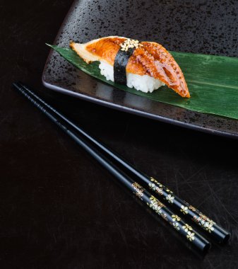 Japon mutfağı. arka planda unagi suşi