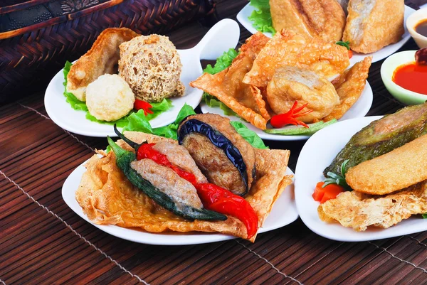 Yong tau fu. köstliche asiatische Küche mit Fischpaste gefüllt — Stockfoto