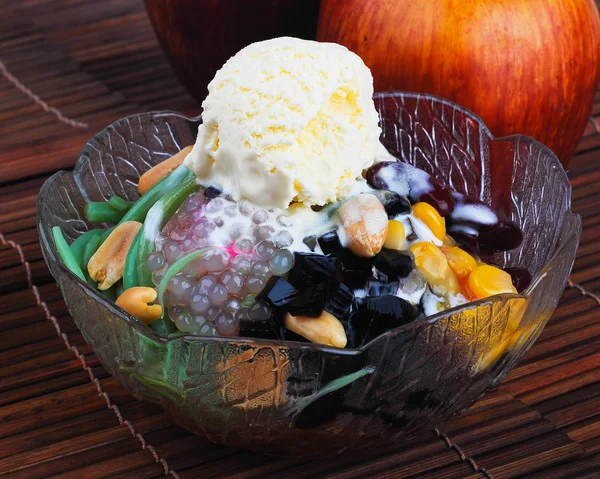 Kacang helado, postre de hielo afeitado con helado —  Fotos de Stock