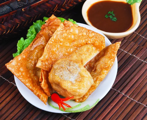 Yong tau fu. köstliche asiatische Küche mit Fischpaste gefüllt — Stockfoto