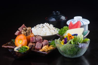 Japon mutfağı. sığır eti küp arka planda