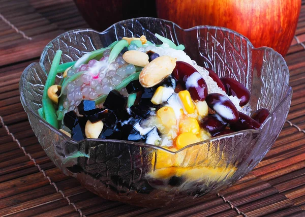 Ice kacang, dessert of shaved ice with icecream — Stock Photo, Image