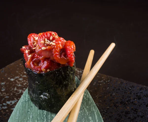 Японская кухня. осьминог суши на заднем плане — стоковое фото