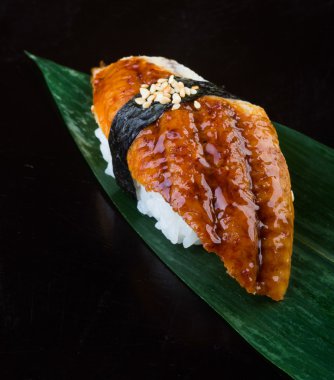 Japon mutfağı. arka planda unagi suşi