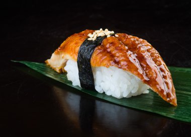 Japon mutfağı. arka planda unagi suşi