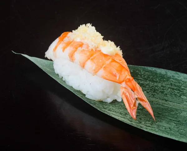 Cucina giapponese. gamberetti sushi sullo sfondo — Foto Stock