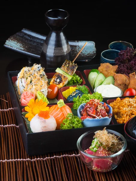 Japon mutfağı. Öğle Yemeği kutu set arka planda
