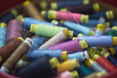 İplik dikiş arka plan için çok renkli makaralar