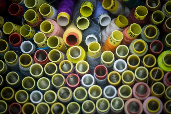 De nombreuses bobines colorées de fil pour fond de couture — Photo