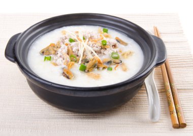 geleneksel Çin domuz lapası pirinç yulaf çorbası claypot görev yaptı.