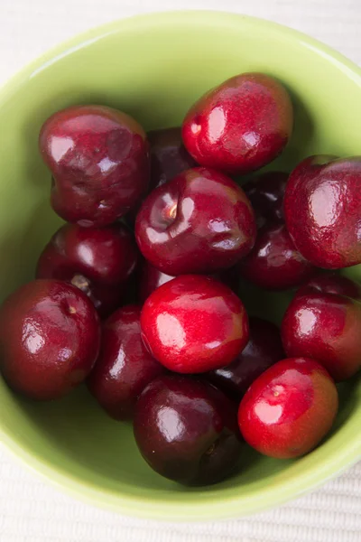 Frische Kirschbeeren auf Hintergrund — Stockfoto