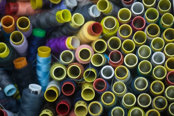 Vele kleurrijke spoelen van draad voor naaien achtergrond — Stockfoto