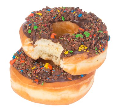 Beyaz arka planda çikolatalı çörekler.