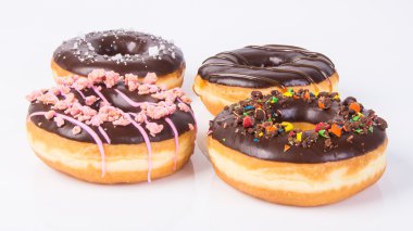 Beyaz arka planda çikolatalı çörekler.