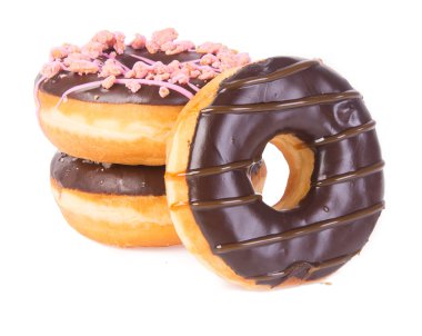 Beyaz arka planda çikolatalı çörekler.