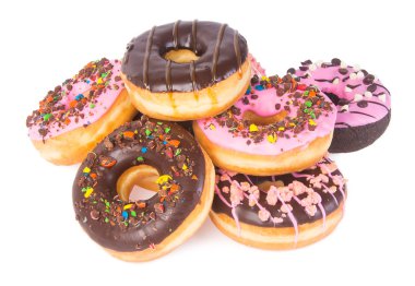 Beyaz arka planda çikolatalı çörekler.