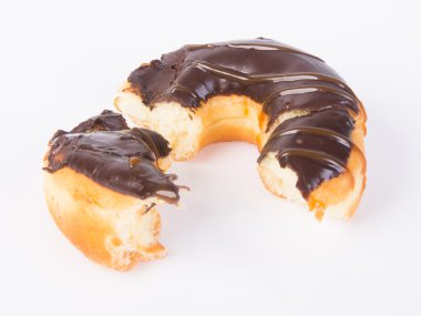 Beyaz arka planda çikolatalı çörekler.