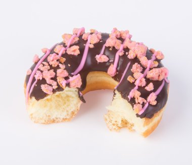 Beyaz arka planda çikolatalı çörekler.