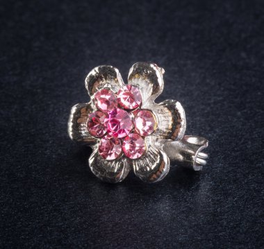 broş. arka planda broş