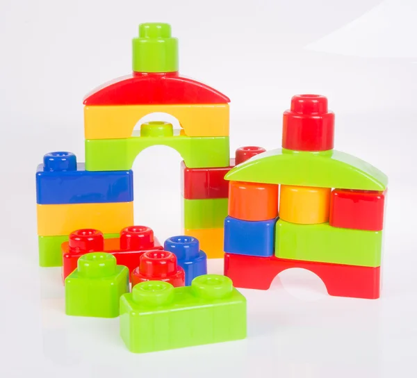 Speelgoed. plastic speelgoed blokken op de achtergrond — Stockfoto