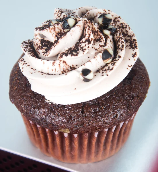 Pastelito. cupcakes de chocolate en el fondo —  Fotos de Stock